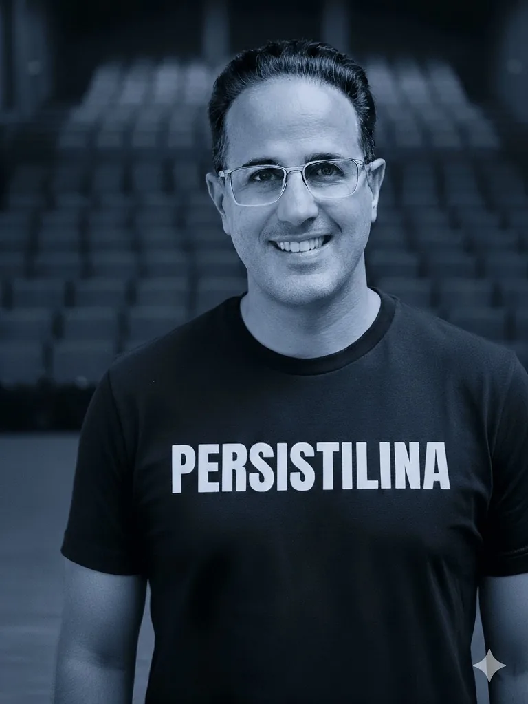 Alejandro Pinate con camiseta Persistilina en un auditorio antes de una conferencia motivacional