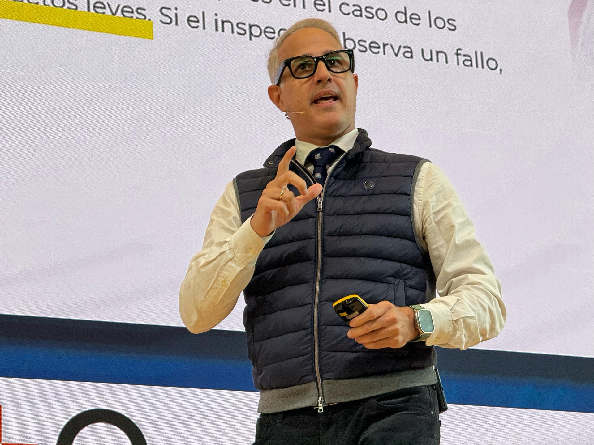 Alejandro Pinate, conferenciante motivacional, hablando en el escenario ante un equipo