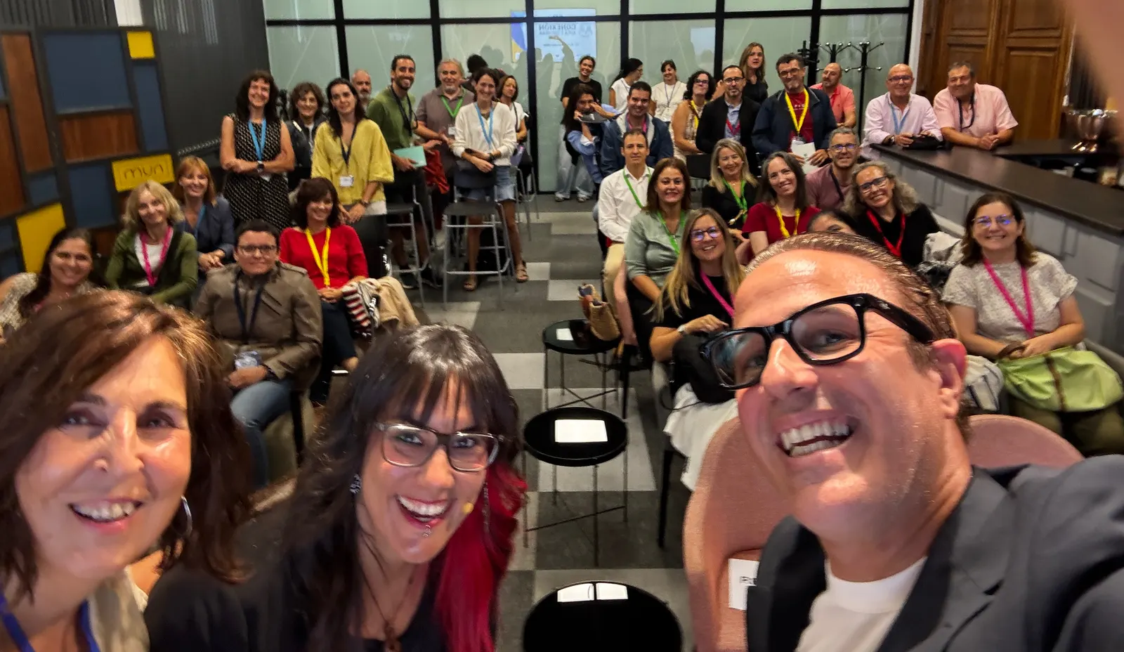 Sala completa de profesionales al final de una conferencia de Alejandro Pinate