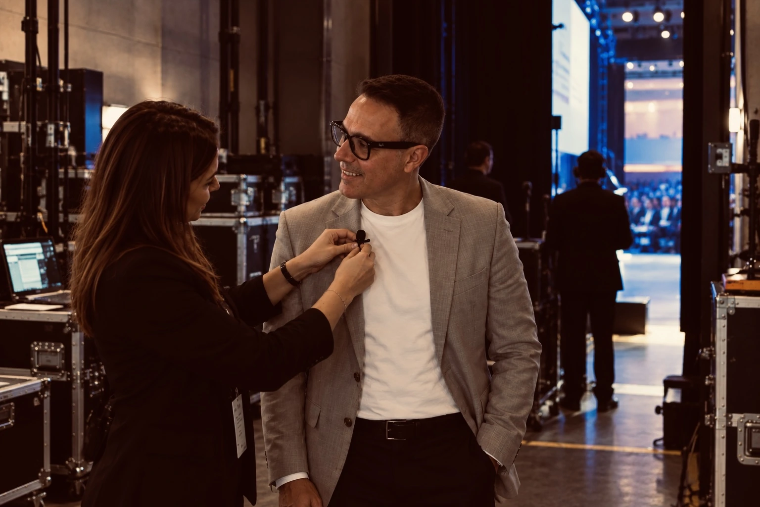 Técnica de sonido colocando el micrófono a Alejandro Pinate antes de salir a escena
