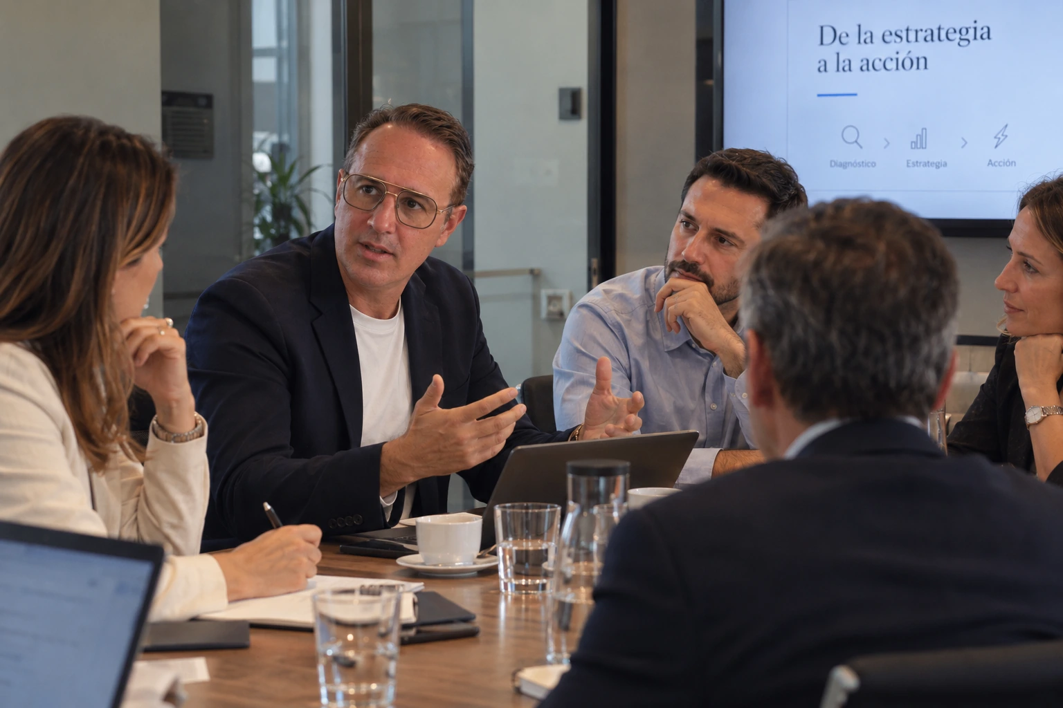 Sesión de trabajo con un comité de dirección sobre estrategia y plan de acción