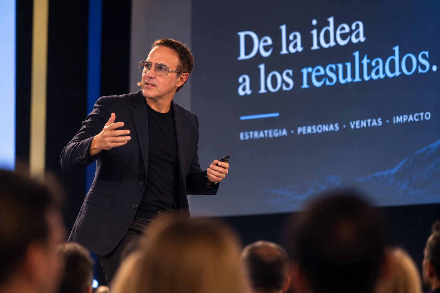 Alejandro Pinate en el escenario de una convención explicando el paso de la idea a los resultados