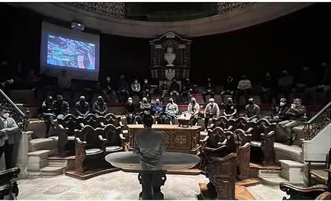 Alejandro Pinate interviniendo ante el público de una convención corporativa