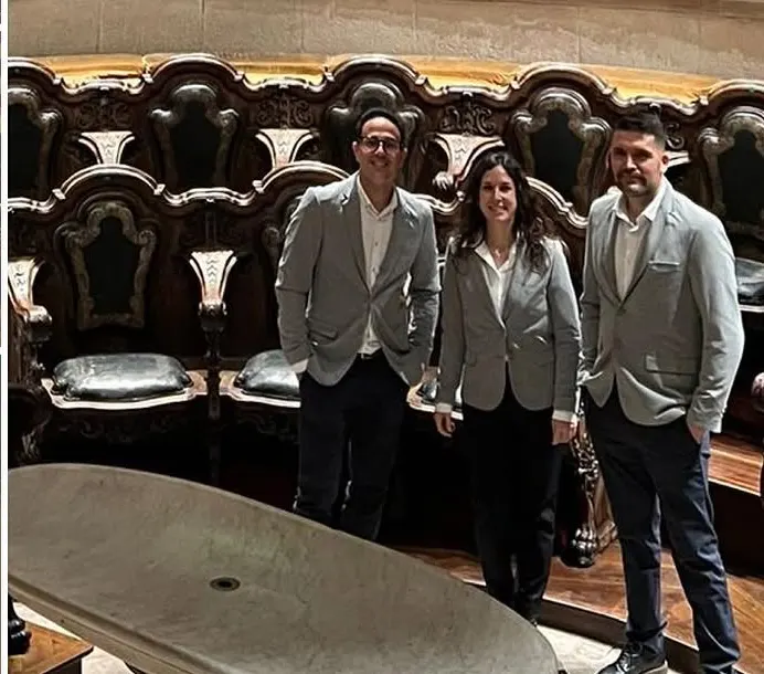 Equipo organizador de una convención junto a Alejandro Pinate