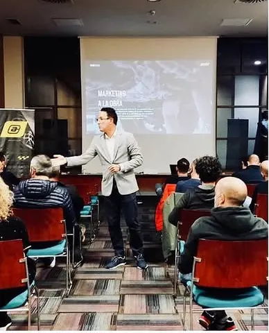 Taller práctico con equipos comerciales durante una convención