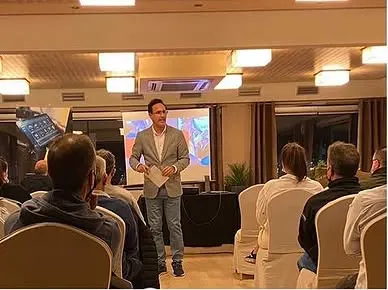 Convención de ventas con la red comercial reunida en sala