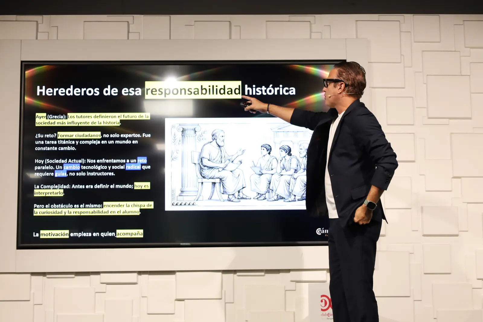 Alejandro Pinate, speaker de ventas, durante una conferencia para un equipo comercial