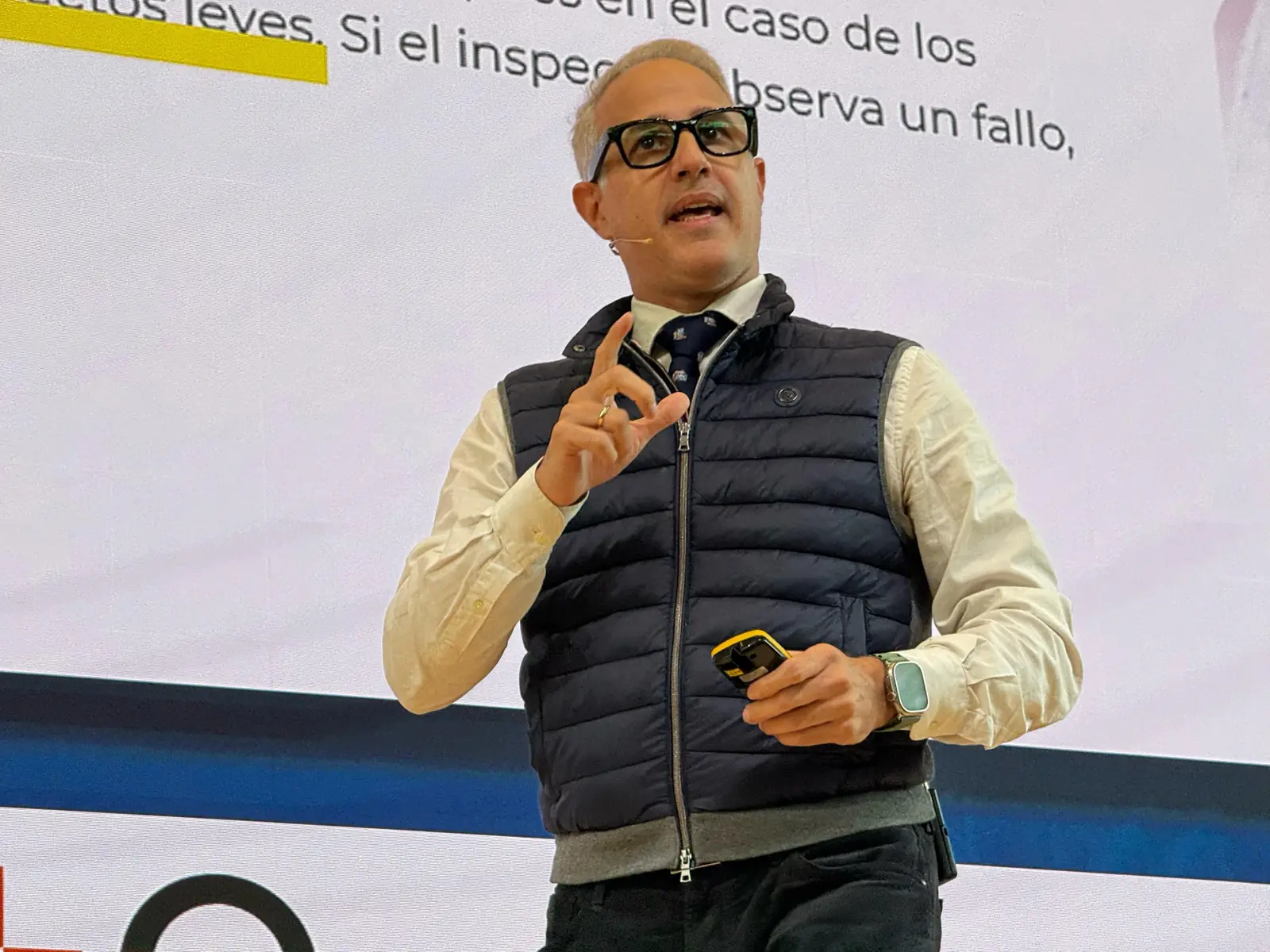 Alejandro Pinate impartiendo charla motivacional en evento corporativo