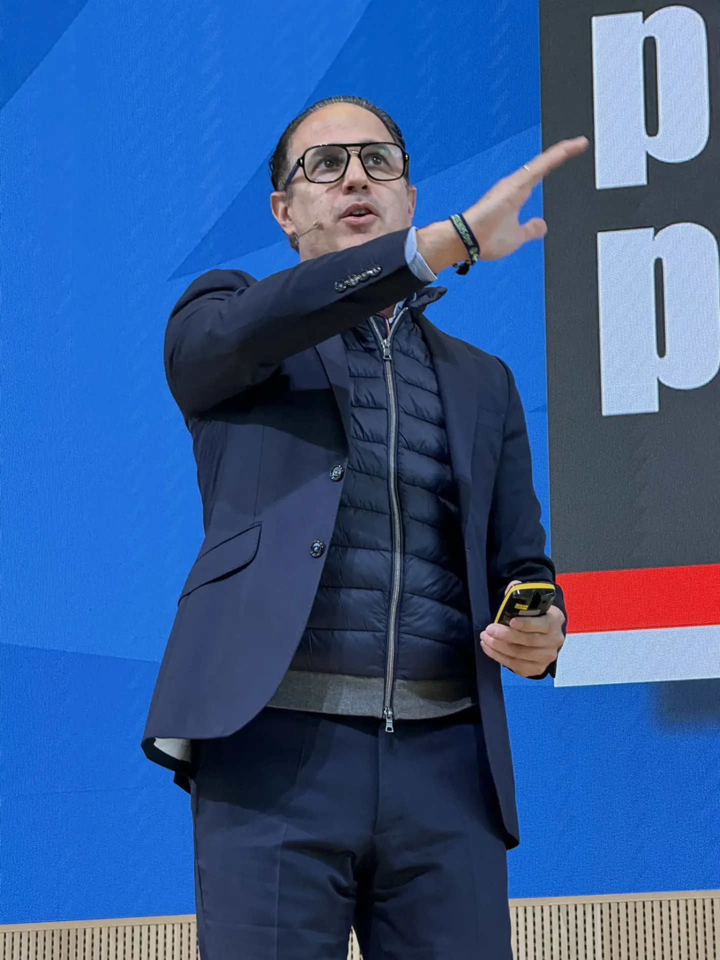 Alejandro Pinate en el escenario durante una conferencia motivacional