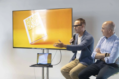 Alejandro Pinate en la presentación de su libro Brain News Boom